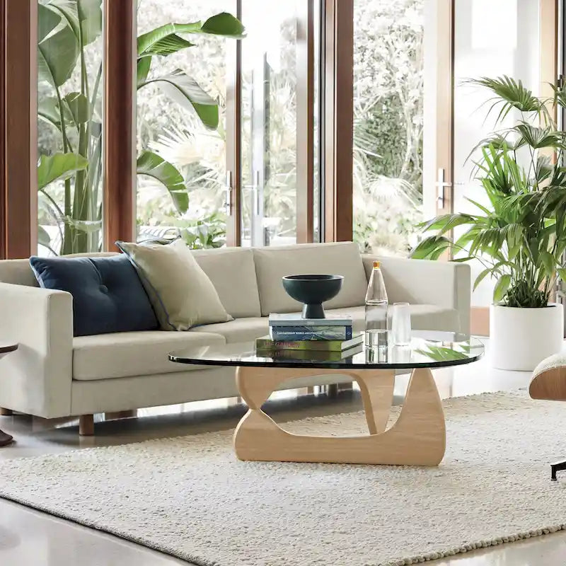 Table basse moderne triangulaire en verre Noguchi avec base en bois de cerisier