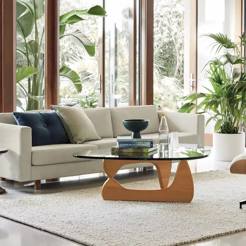 Table basse moderne triangulaire en verre Noguchi avec base en bois de cerisier