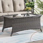 Table basse d'extérieur en osier avec plateau en verre et rotin