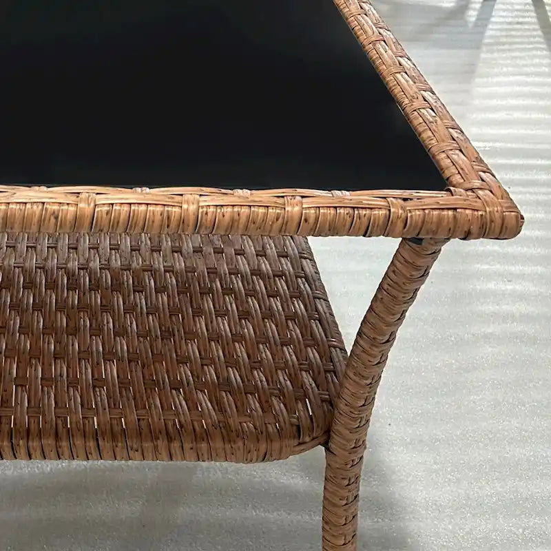 Table basse d'extérieur en osier Outsunny, table d'appoint en rotin avec étagère de rangement à 2 niveaux, structure carrée en aluminium, table d'appoint