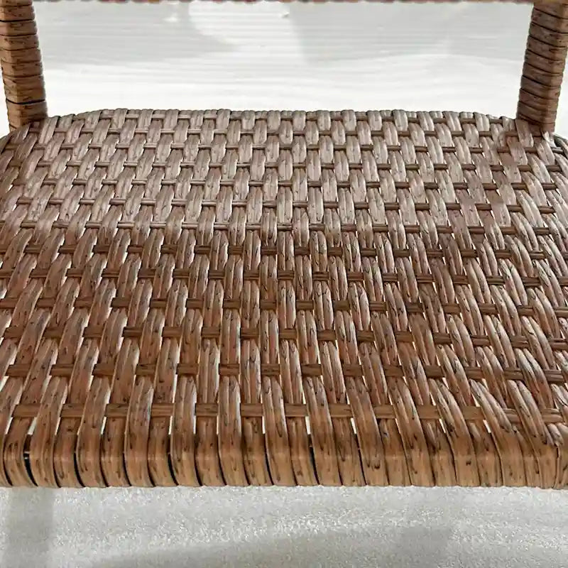 Table basse d'extérieur en osier Outsunny, table d'appoint en rotin avec étagère de rangement à 2 niveaux, structure carrée en aluminium, table d'appoint