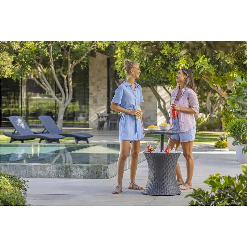 Table d'appoint d'extérieur Keter Pacific Cool Bar avec glacière de 28,4 litres pour patio, pelouse et jardin, gris foncé