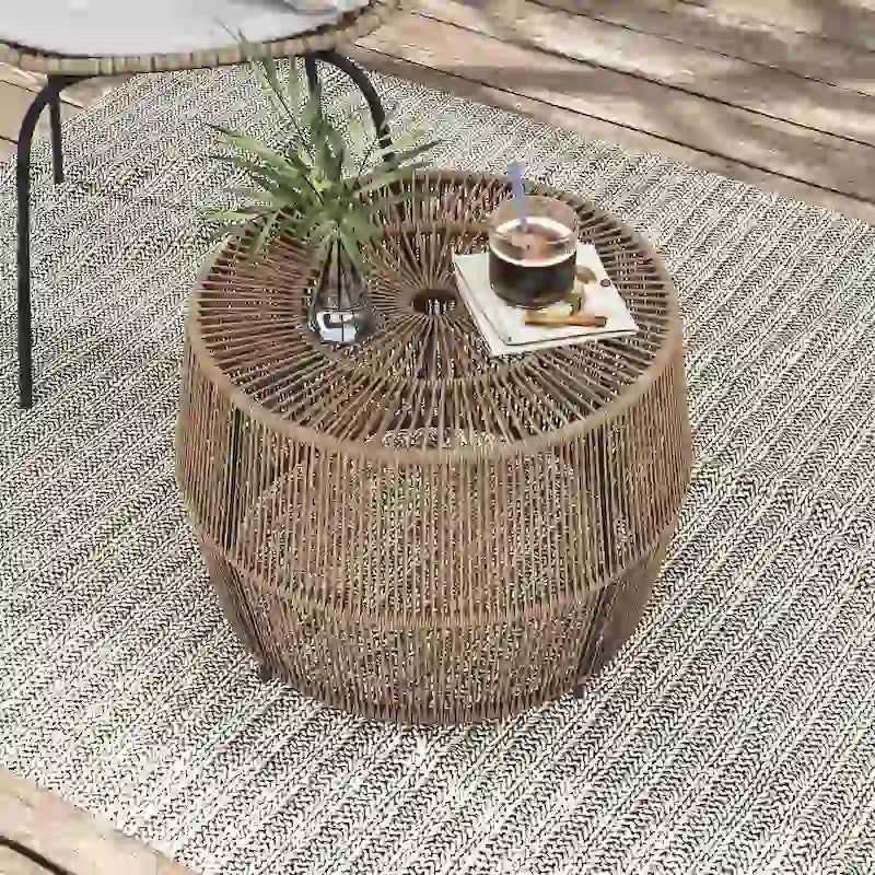 Table basse ronde d'extérieur bohème Alia Coastal Natural 22 pouces en rotin par M&L Co.