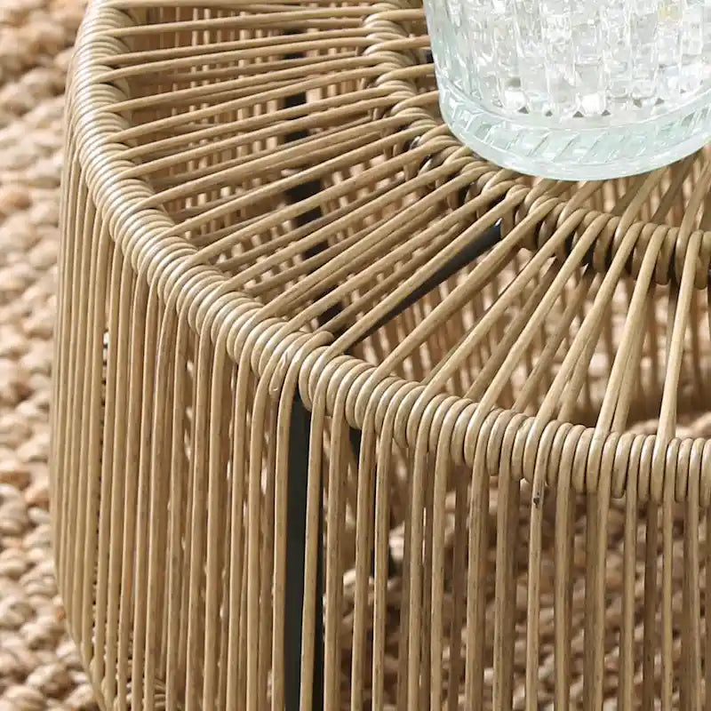 Table basse ronde d'extérieur bohème Alia Coastal Natural 22 pouces en rotin par M&L Co.