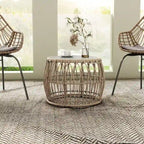 Table basse ronde d'extérieur Hunter Boho Natural de 22 pouces avec plateau en verre trempé de 5 mm par M&L Co.