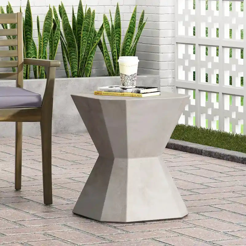 Table d'appoint compacte et moderne du milieu du siècle pour l'intérieur et l'extérieur