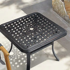 Table d'appoint carrée d'extérieur VredHom en aluminium moulé avec trou pour parasol - 24.02 L x 24.02 l x 17.52 H
