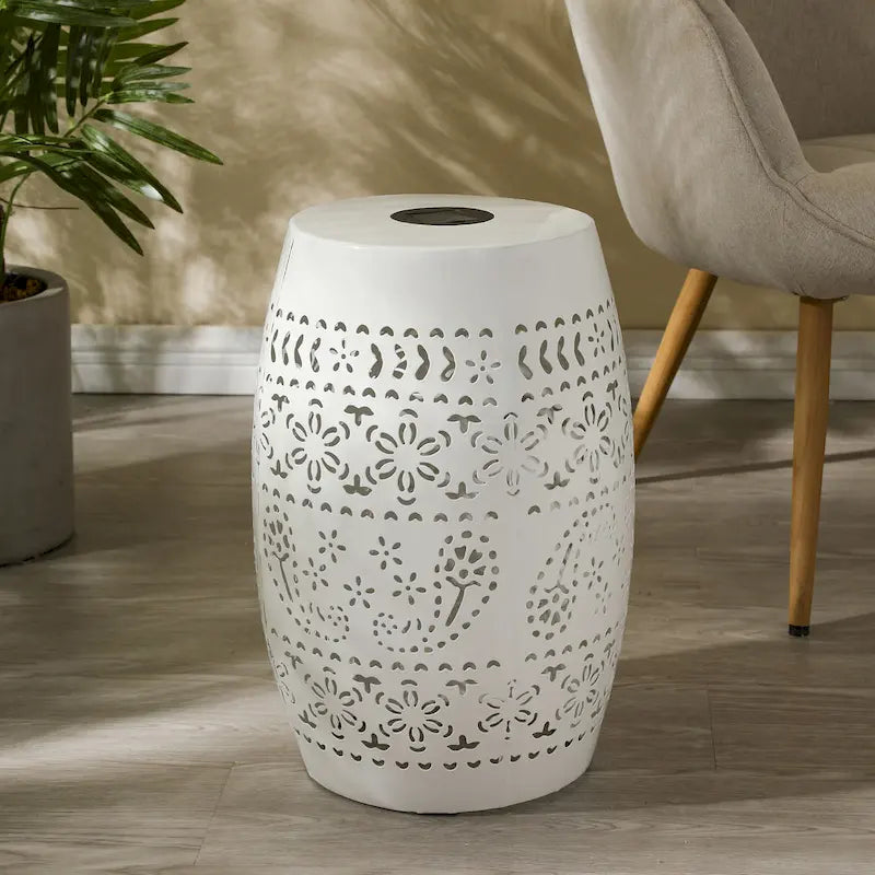 Table d'appoint d'intérieur/extérieur en fer Danya avec lumière solaire et batterie intégrée par Christopher Knight Home