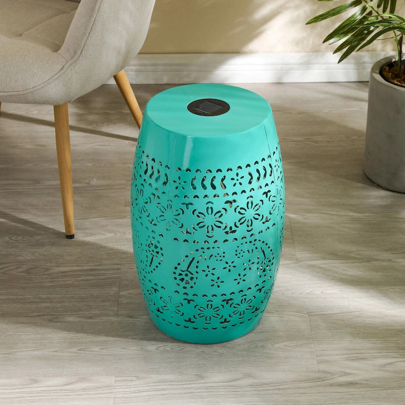 Table d'appoint d'intérieur/extérieur en fer Danya avec lumière solaire et batterie intégrée par Christopher Knight Home