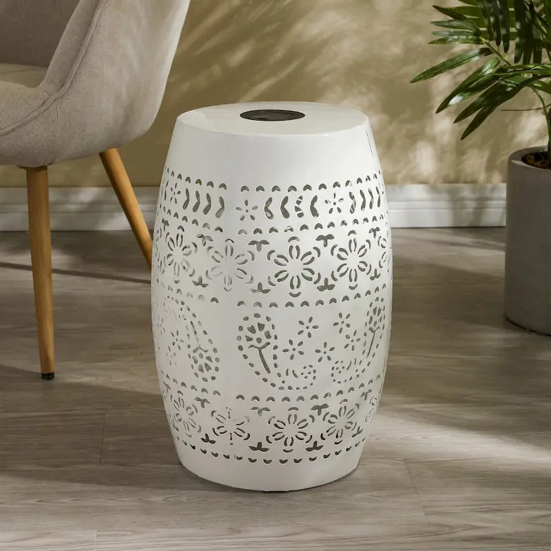 Table d'appoint d'intérieur/extérieur en fer Danya avec lumière solaire et batterie intégrée par Christopher Knight Home