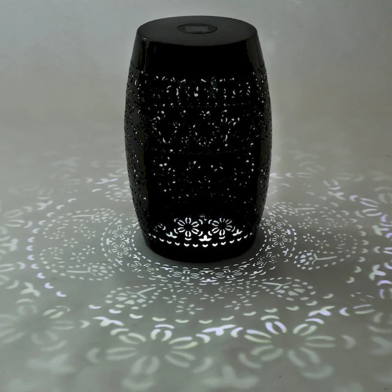 Table d'appoint d'intérieur/extérieur en fer Danya avec lumière solaire et batterie intégrée par Christopher Knight Home