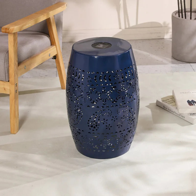 Table d'appoint d'intérieur/extérieur en fer Danya avec lumière solaire et batterie intégrée par Christopher Knight Home