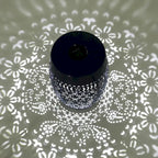 Table d'appoint d'intérieur/extérieur en fer Danya avec lumière solaire et batterie intégrée par Christopher Knight Home