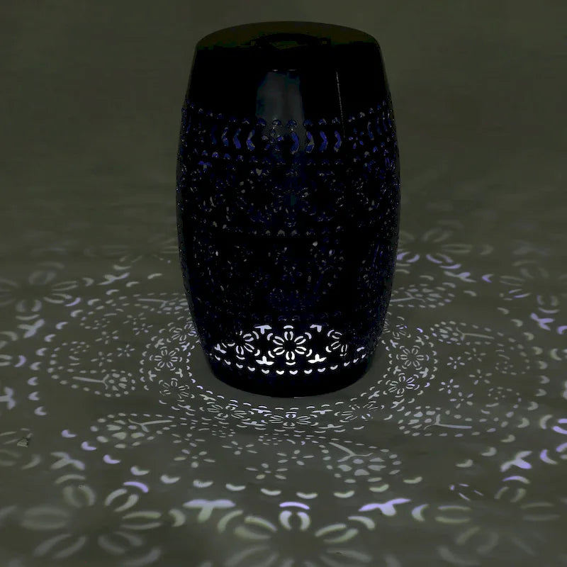 Table d'appoint d'intérieur/extérieur en fer Danya avec lumière solaire et batterie intégrée par Christopher Knight Home