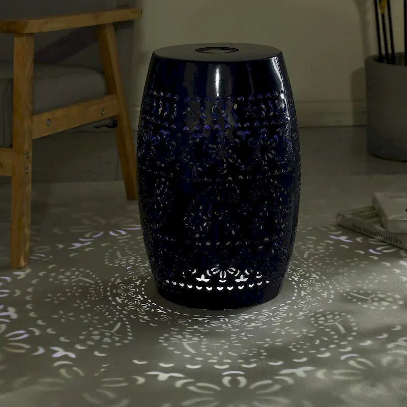 Table d'appoint d'intérieur/extérieur en fer Danya avec lumière solaire et batterie intégrée par Christopher Knight Home