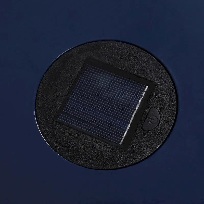 Table d'appoint d'intérieur/extérieur en fer Danya avec lumière solaire et batterie intégrée par Christopher Knight Home