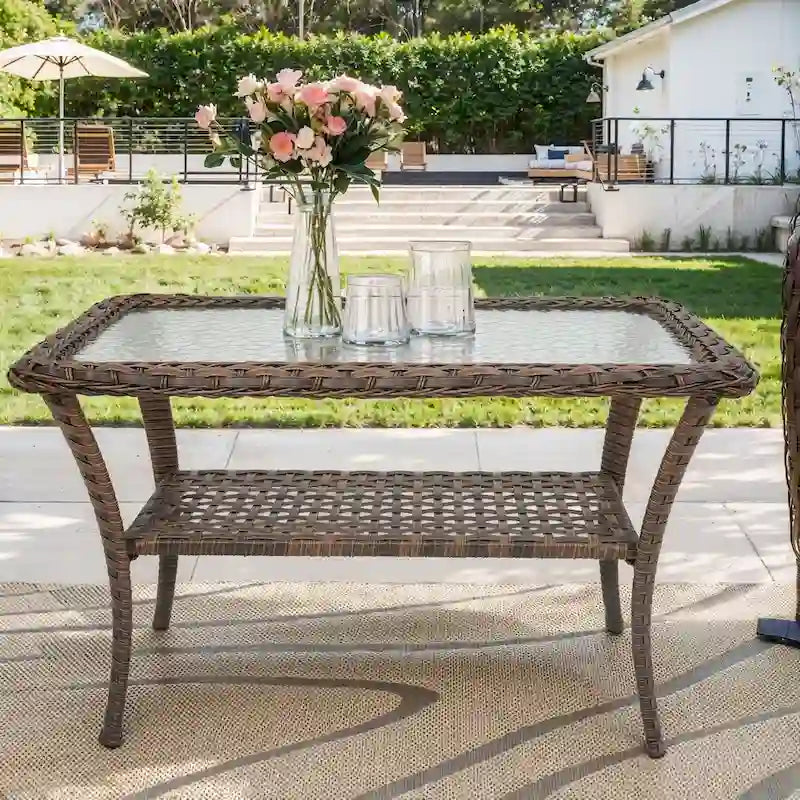 Table basse de patio en rotin de résine tout temps avec plateau en verre