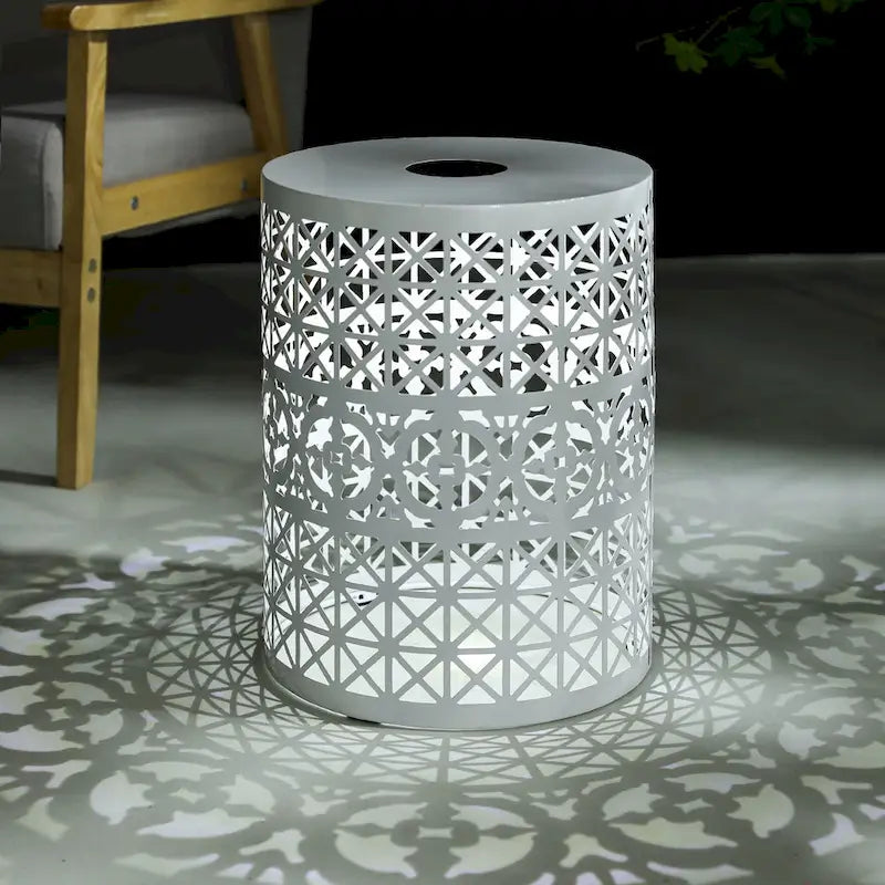 Table d'appoint d'intérieur/extérieur en fer Assisi avec lumière solaire par Christopher Knight Home