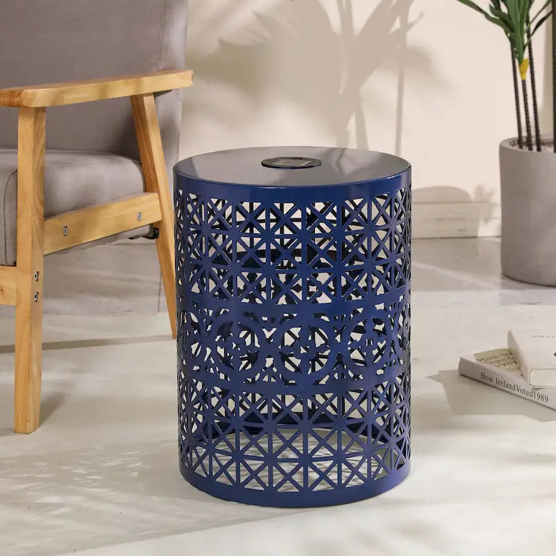 Table d'appoint d'intérieur/extérieur en fer Assisi avec lumière solaire par Christopher Knight Home