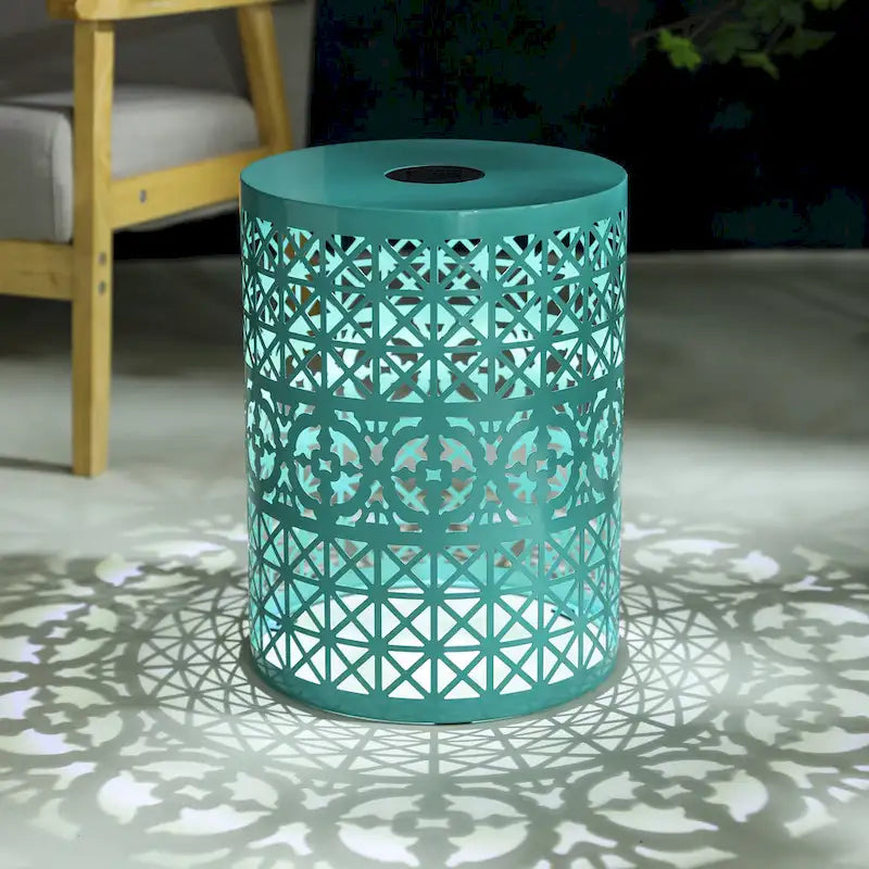 Table d'appoint d'intérieur/extérieur en fer Assisi avec lumière solaire par Christopher Knight Home