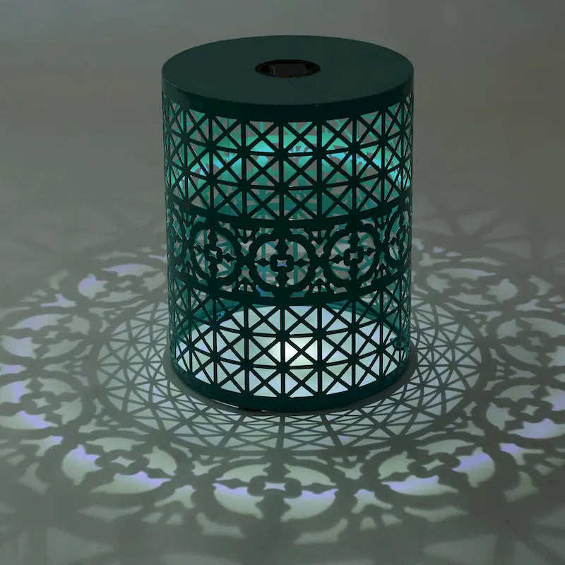 Table d'appoint d'intérieur/extérieur en fer Assisi avec lumière solaire par Christopher Knight Home