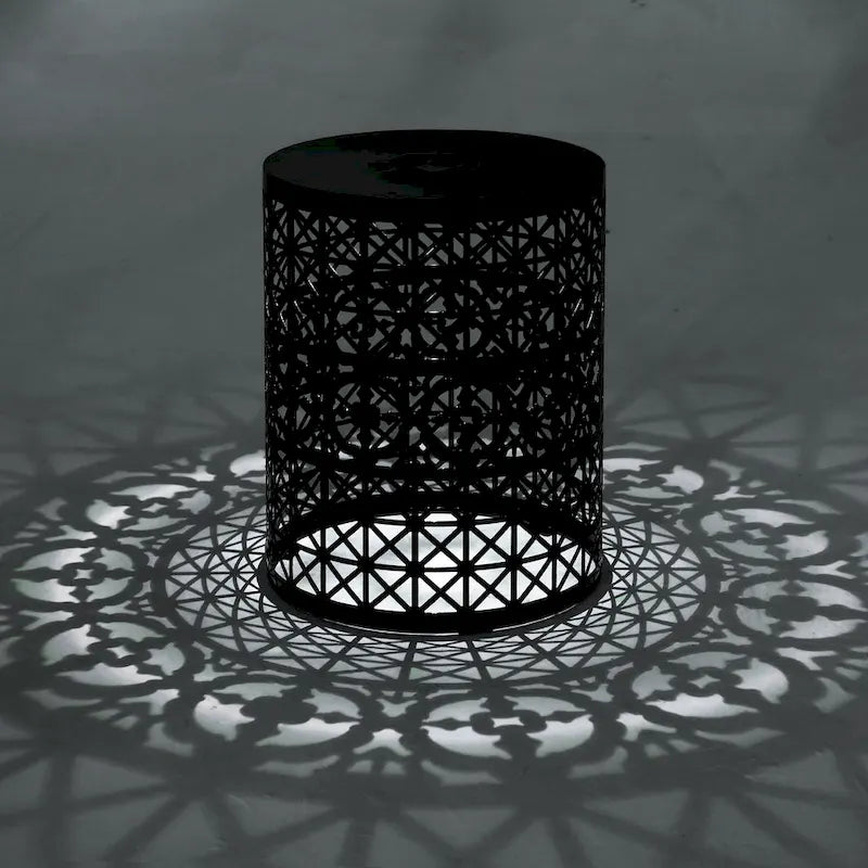 Table d'appoint d'intérieur/extérieur en fer Assisi avec lumière solaire par Christopher Knight Home