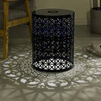 Table d'appoint d'intérieur/extérieur en fer Assisi avec lumière solaire par Christopher Knight Home