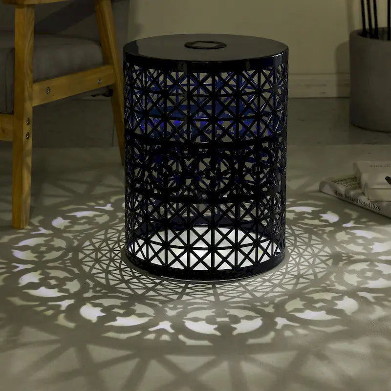 Table d'appoint d'intérieur/extérieur en fer Assisi avec lumière solaire par Christopher Knight Home