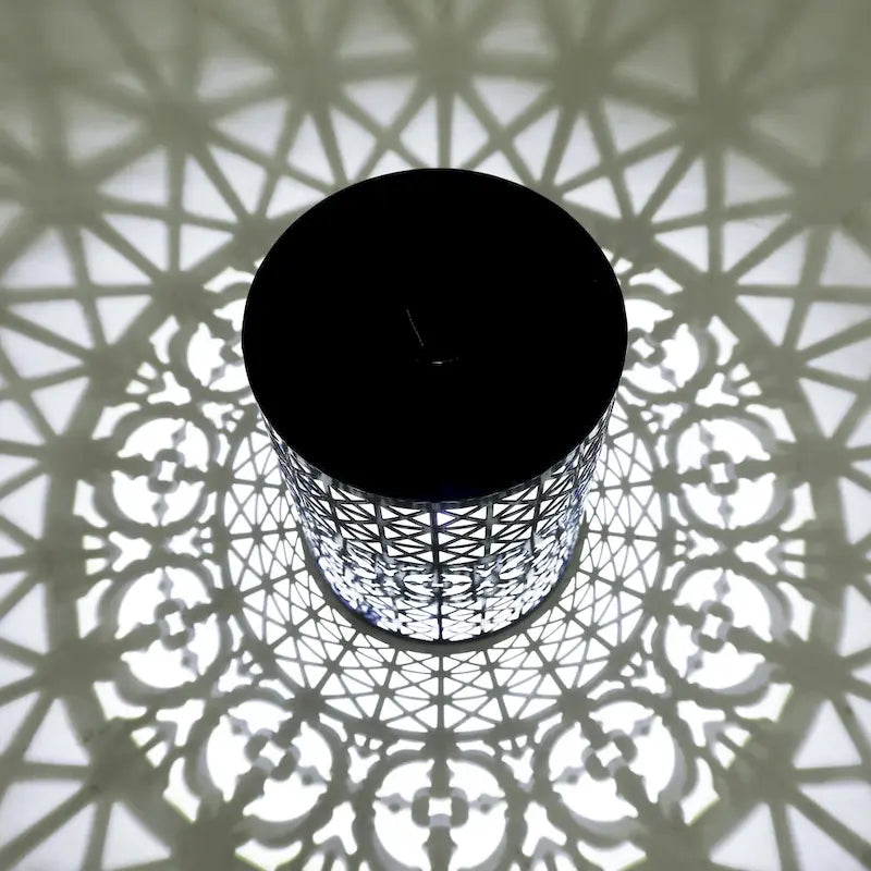 Table d'appoint d'intérieur/extérieur en fer Assisi avec lumière solaire par Christopher Knight Home