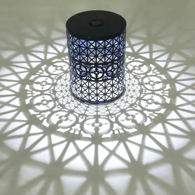 Table d'appoint d'intérieur/extérieur en fer Assisi avec lumière solaire par Christopher Knight Home
