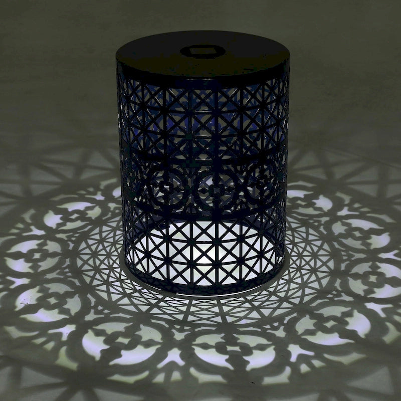 Table d'appoint d'intérieur/extérieur en fer Assisi avec lumière solaire par Christopher Knight Home