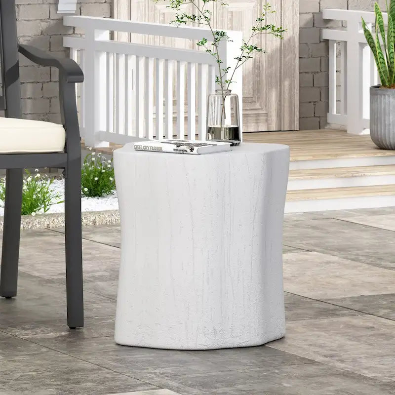 Table d'appoint d'extérieur légère en béton par Christopher Knight Home
