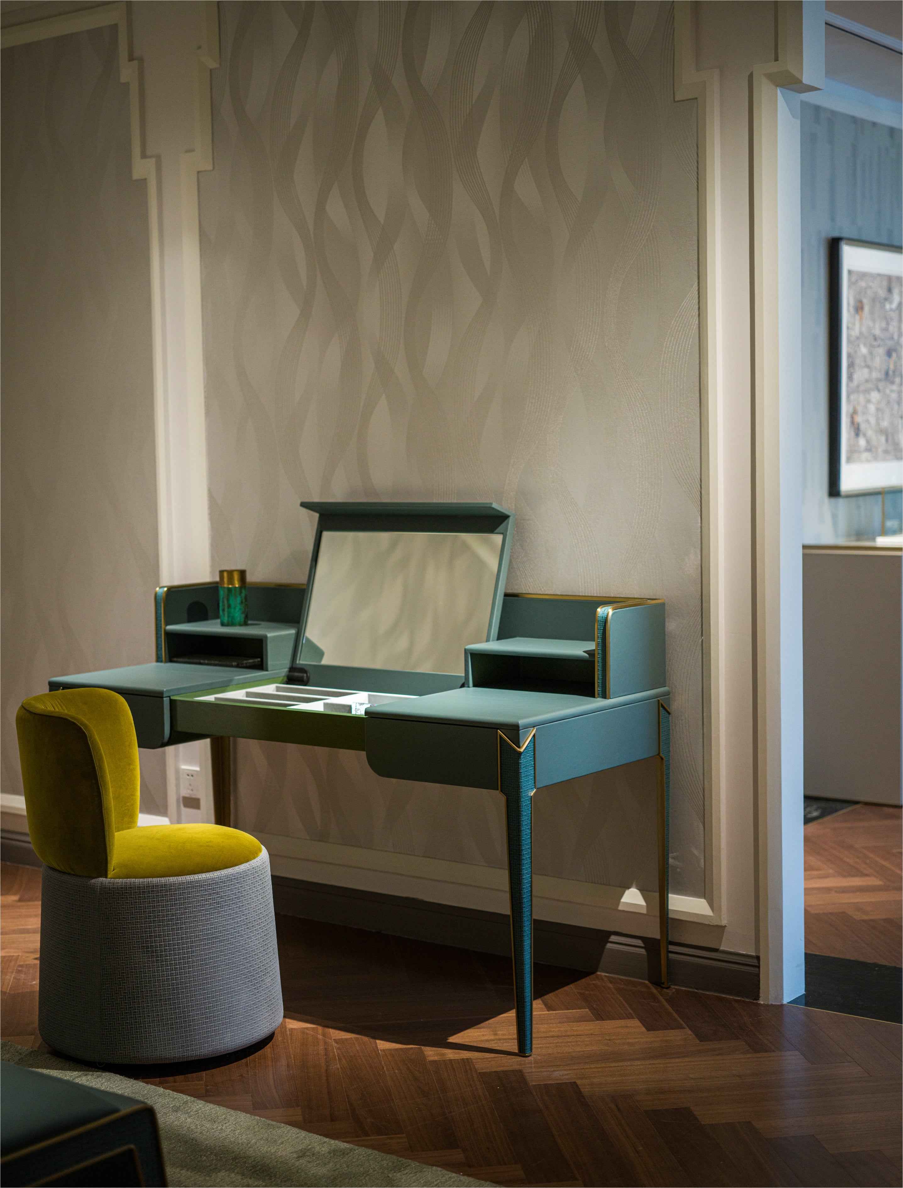Coiffeuse moderne au design élégant et aux rangements fonctionnels