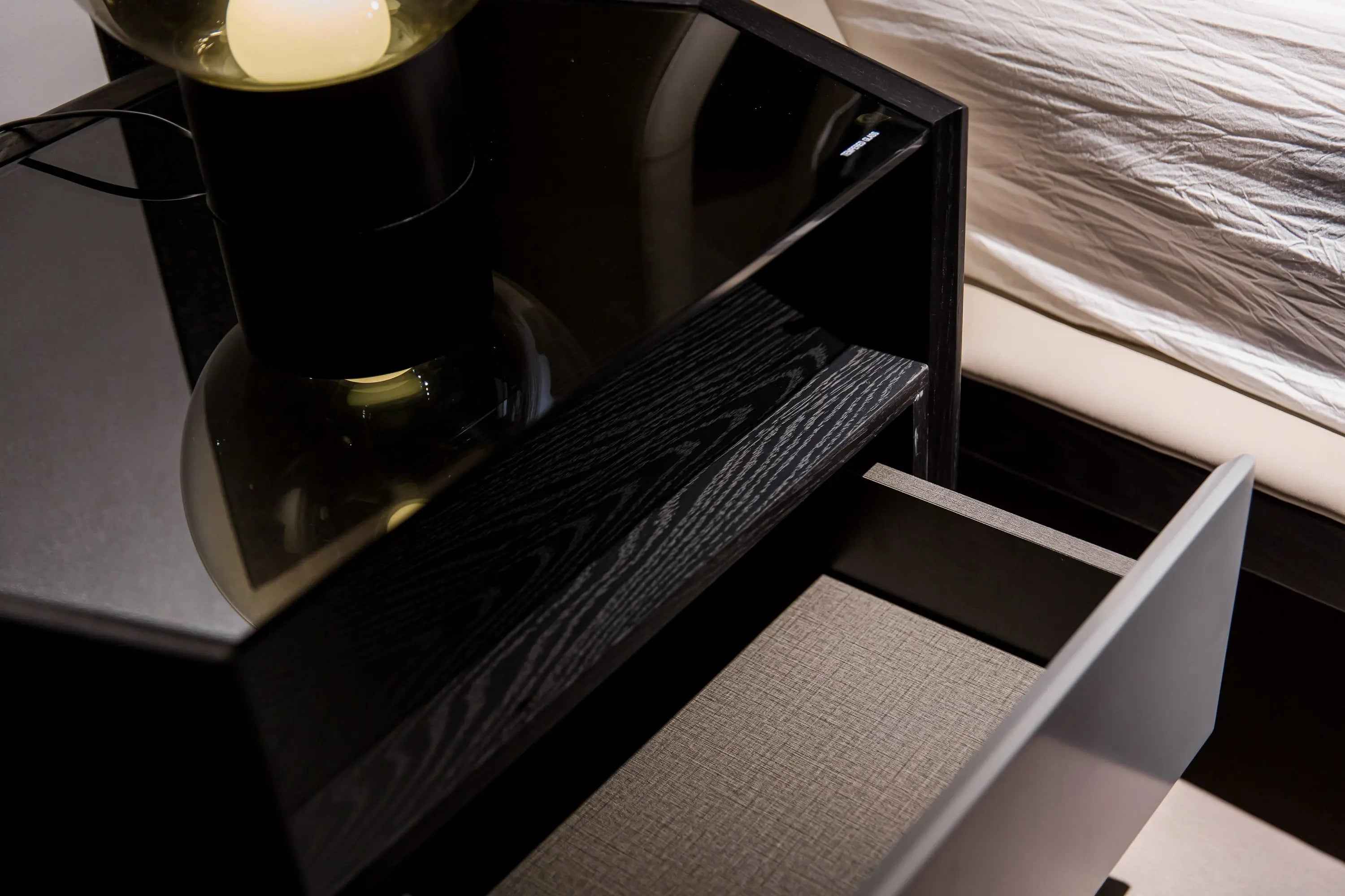 Table de chevet noire contemporaine pour chambres modernes
