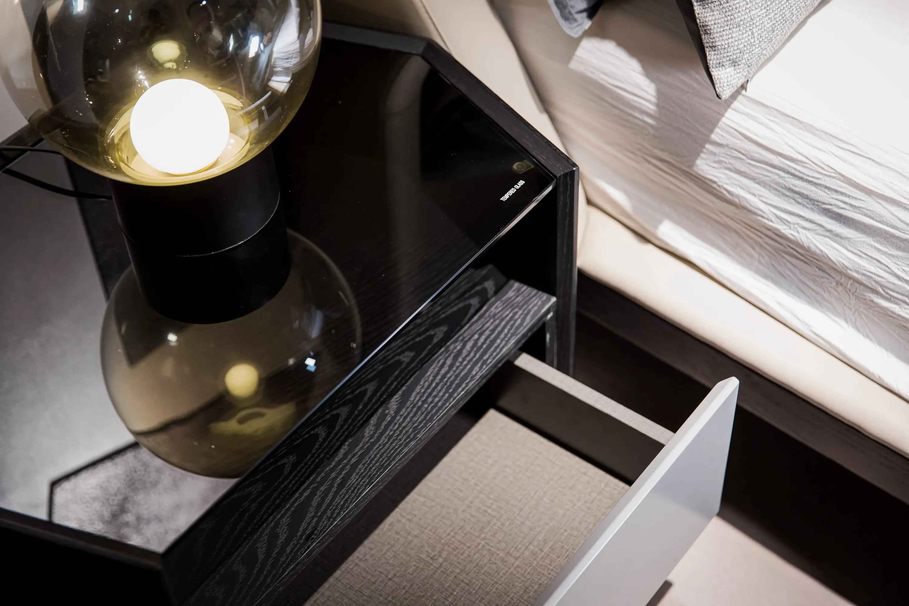 Table de chevet noire contemporaine pour chambres modernes
