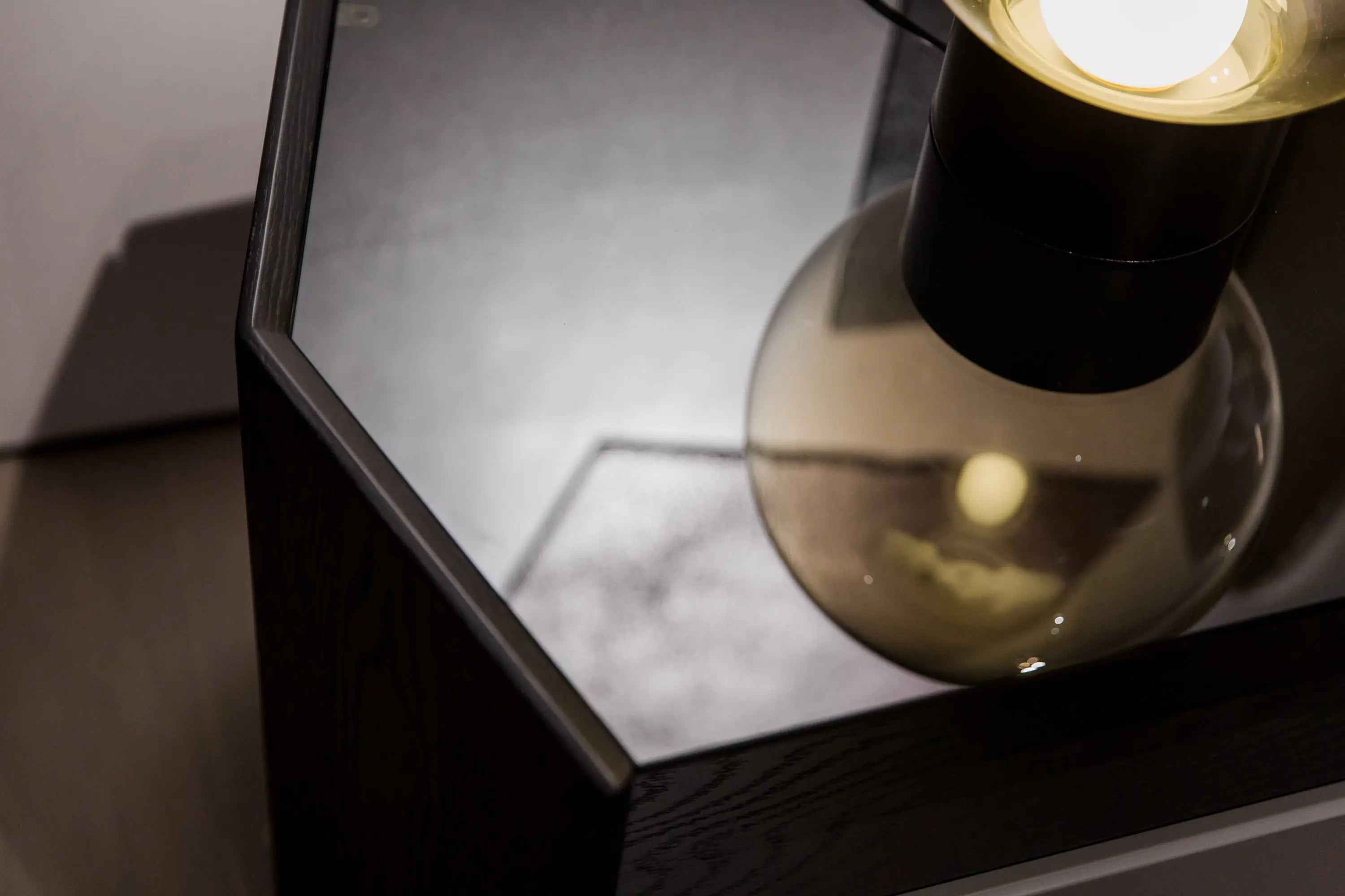 Table de chevet noire contemporaine pour chambres modernes