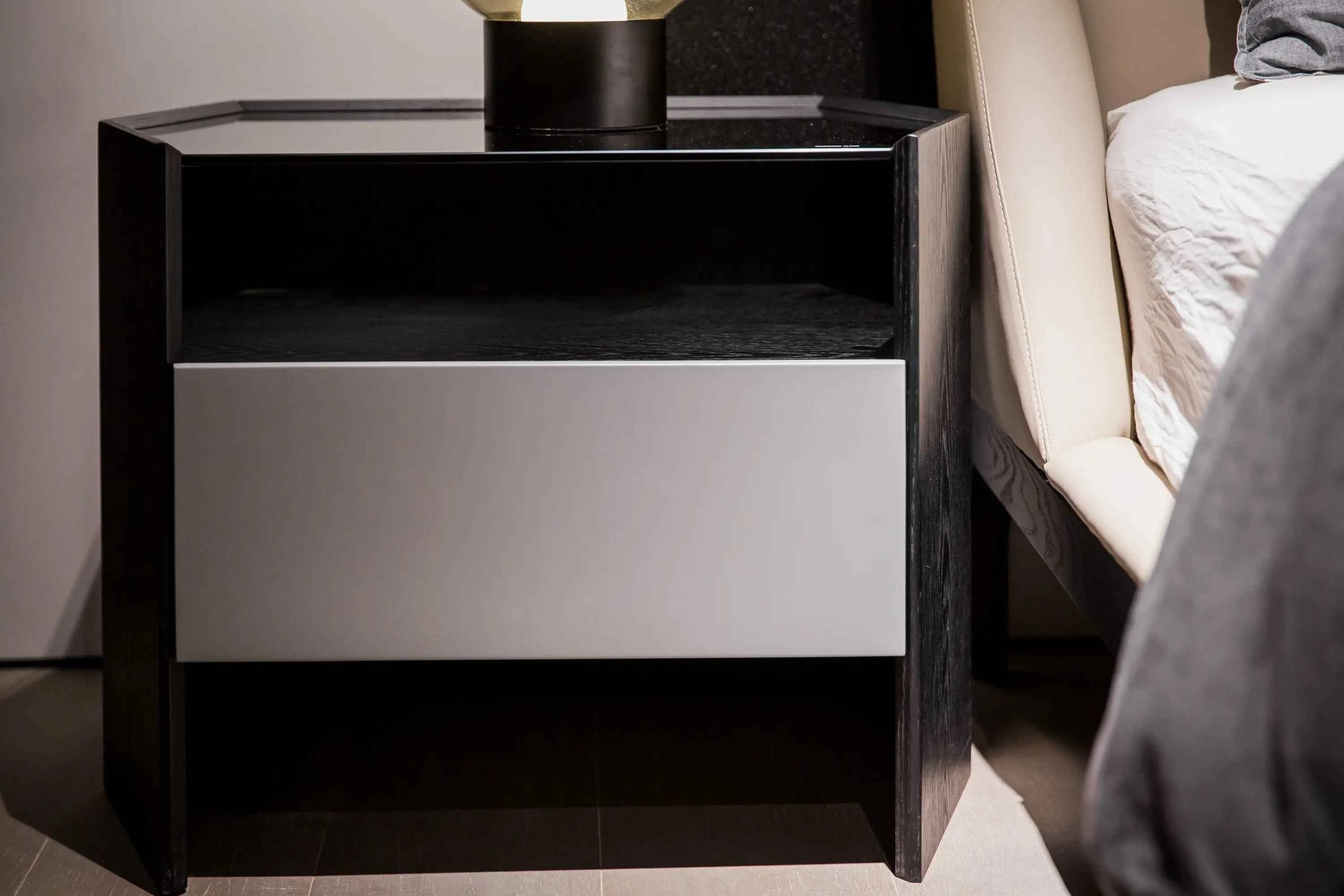 Table de chevet noire contemporaine pour chambres modernes