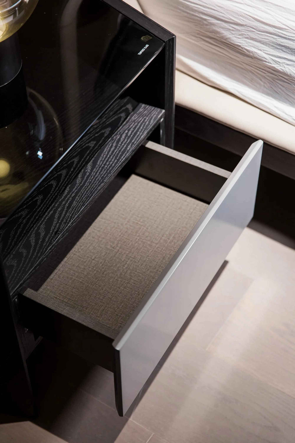 Table de chevet noire contemporaine pour chambres modernes