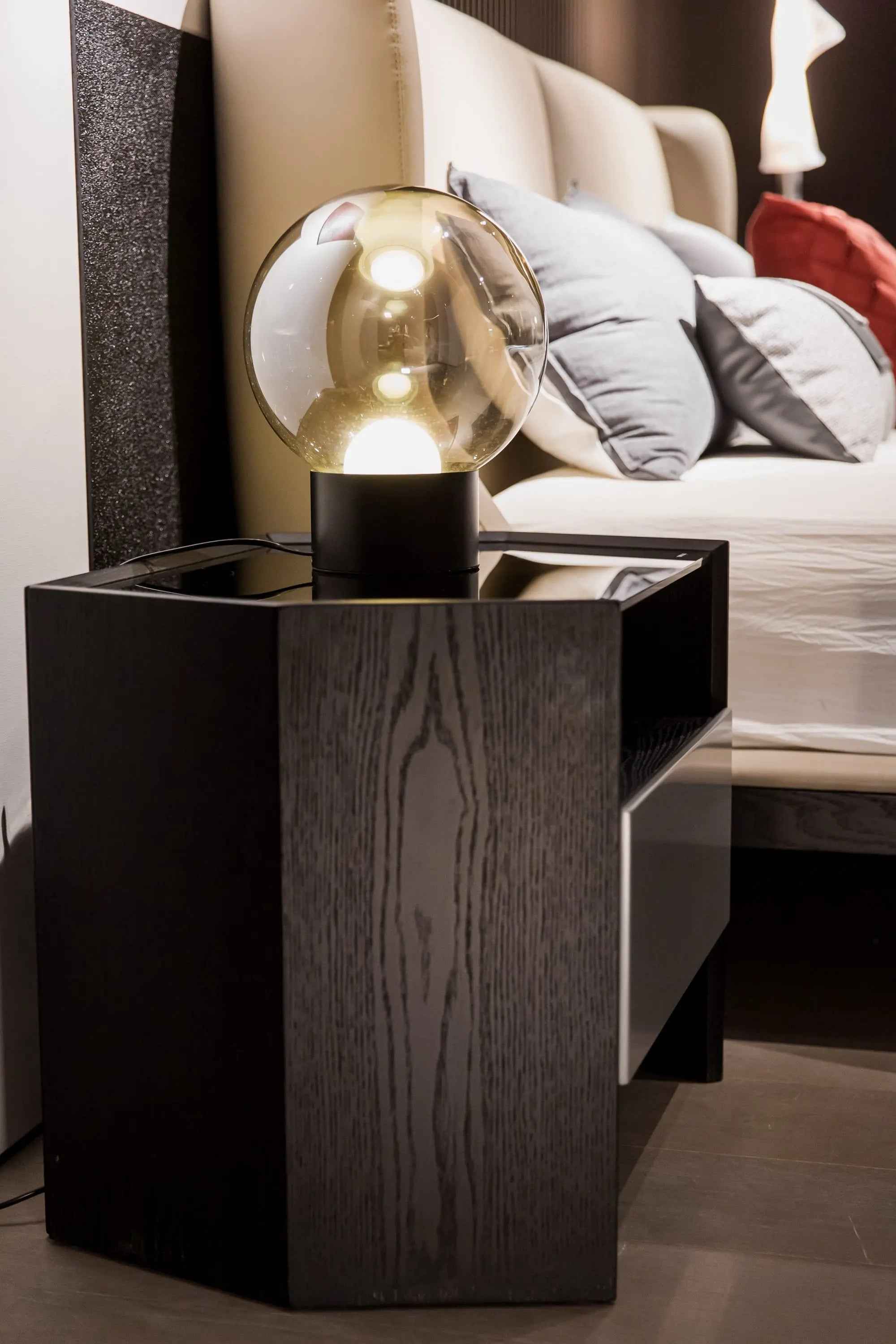 Table de chevet noire contemporaine pour chambres modernes