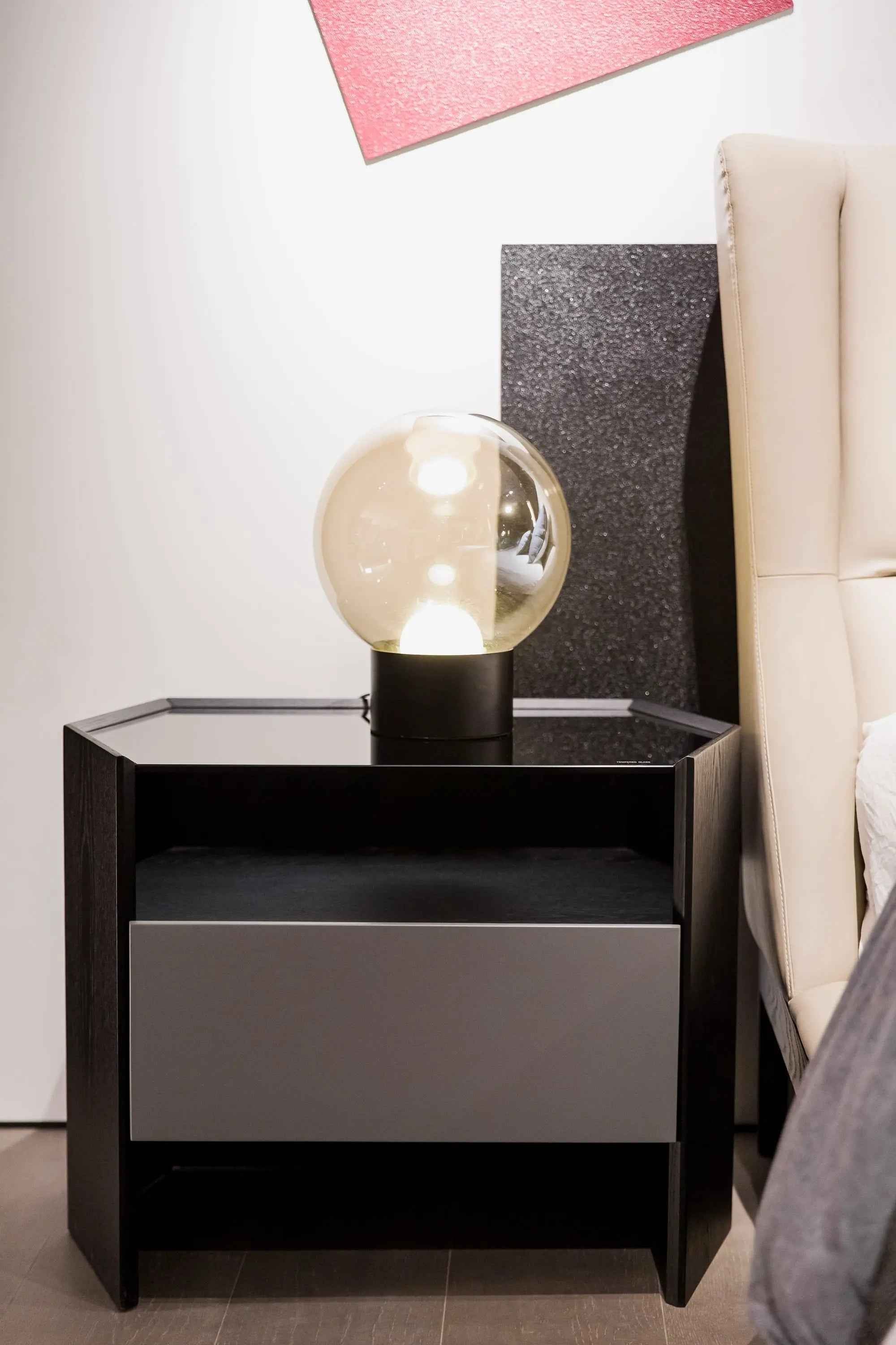Table de chevet noire contemporaine pour chambres modernes