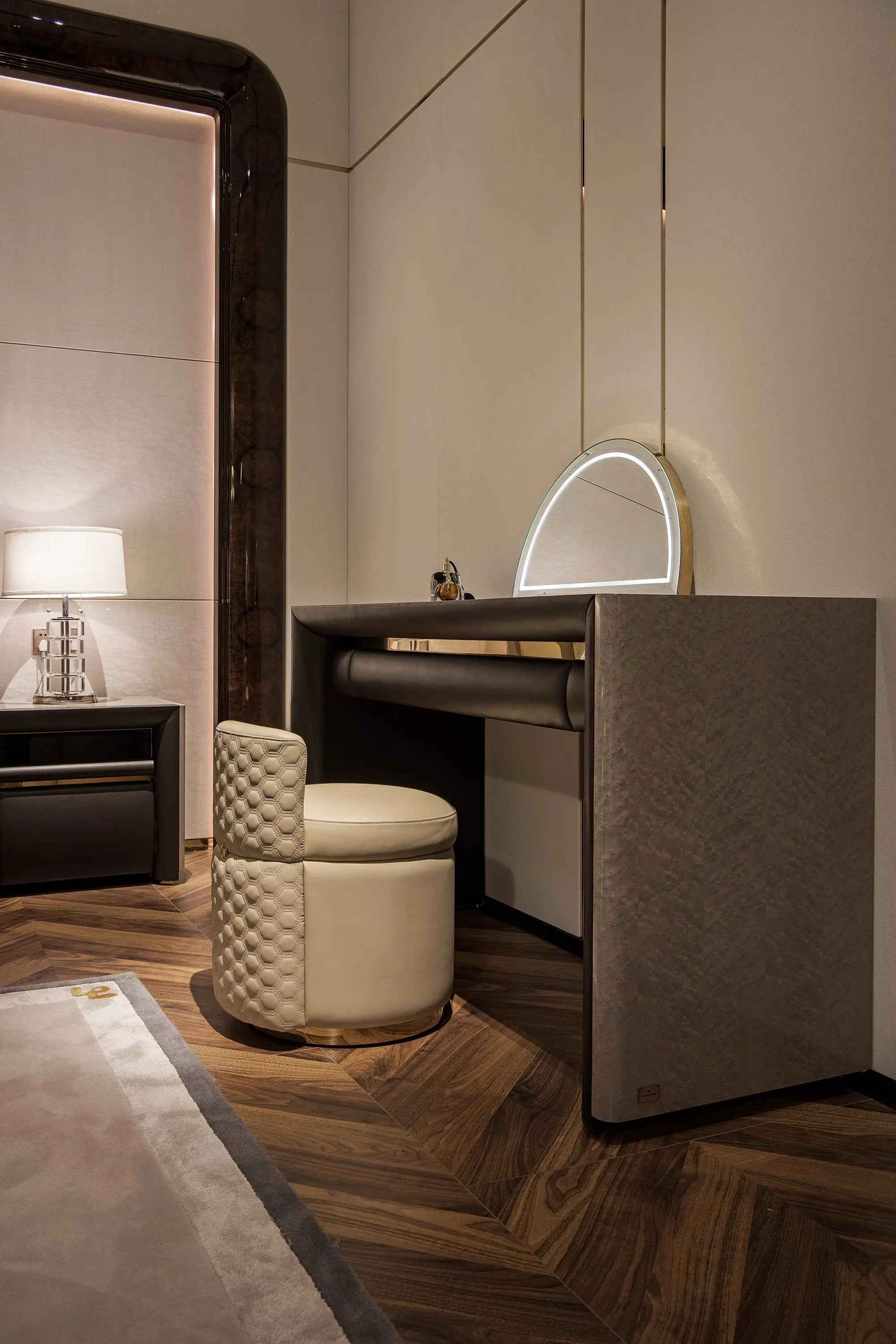 Table de chevet contemporaine en cuir avec tiroir et étagère ouverte