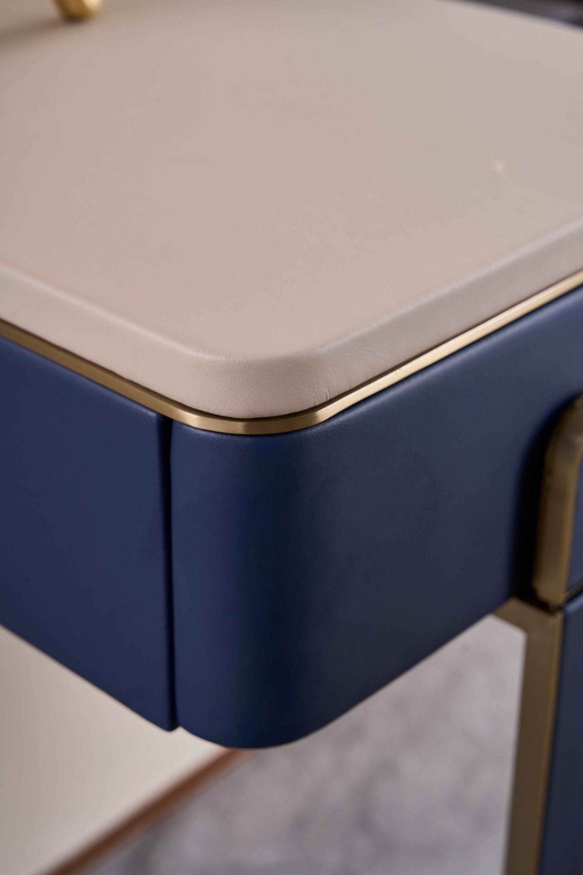 Coiffeuse en cuir sellier de luxe léger DM3-057-1
