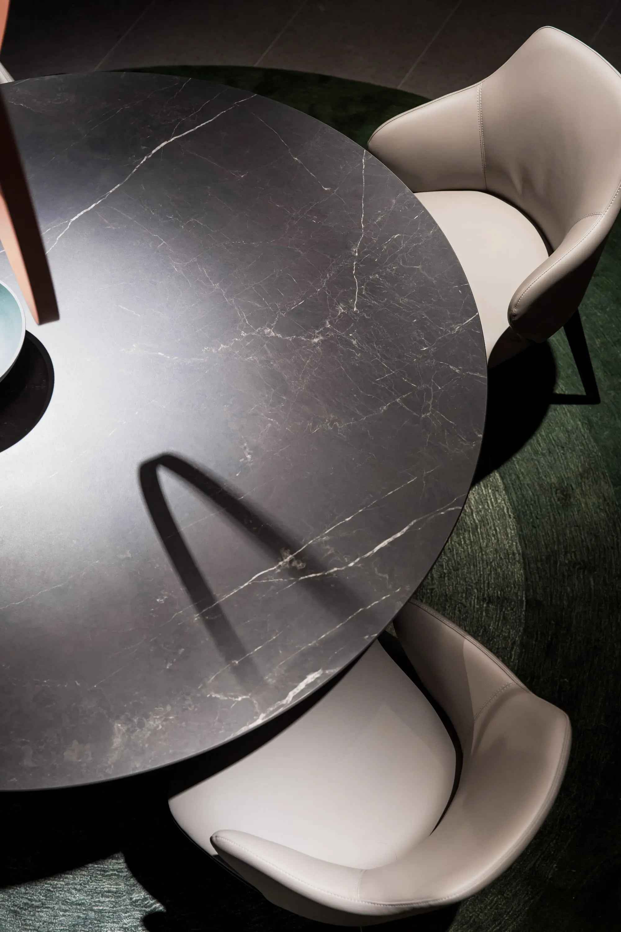 Table à manger moderne et élégante pour la maison