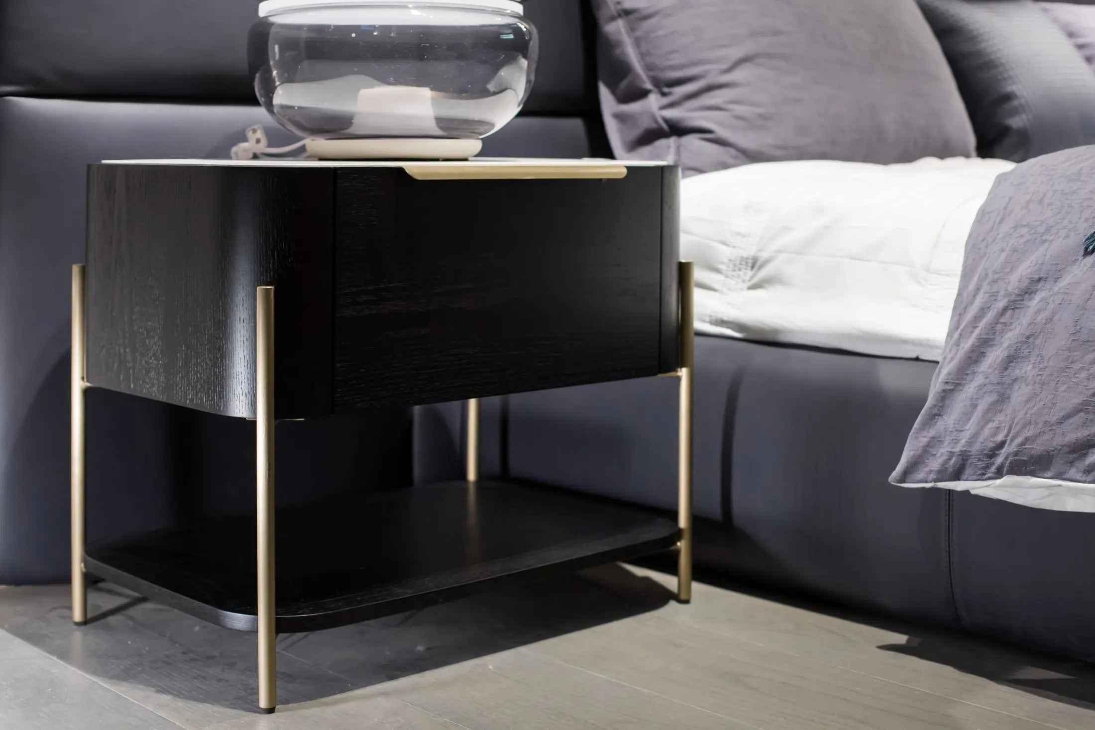 Table de chevet élégante et fonctionnelle pour les chambres modernes