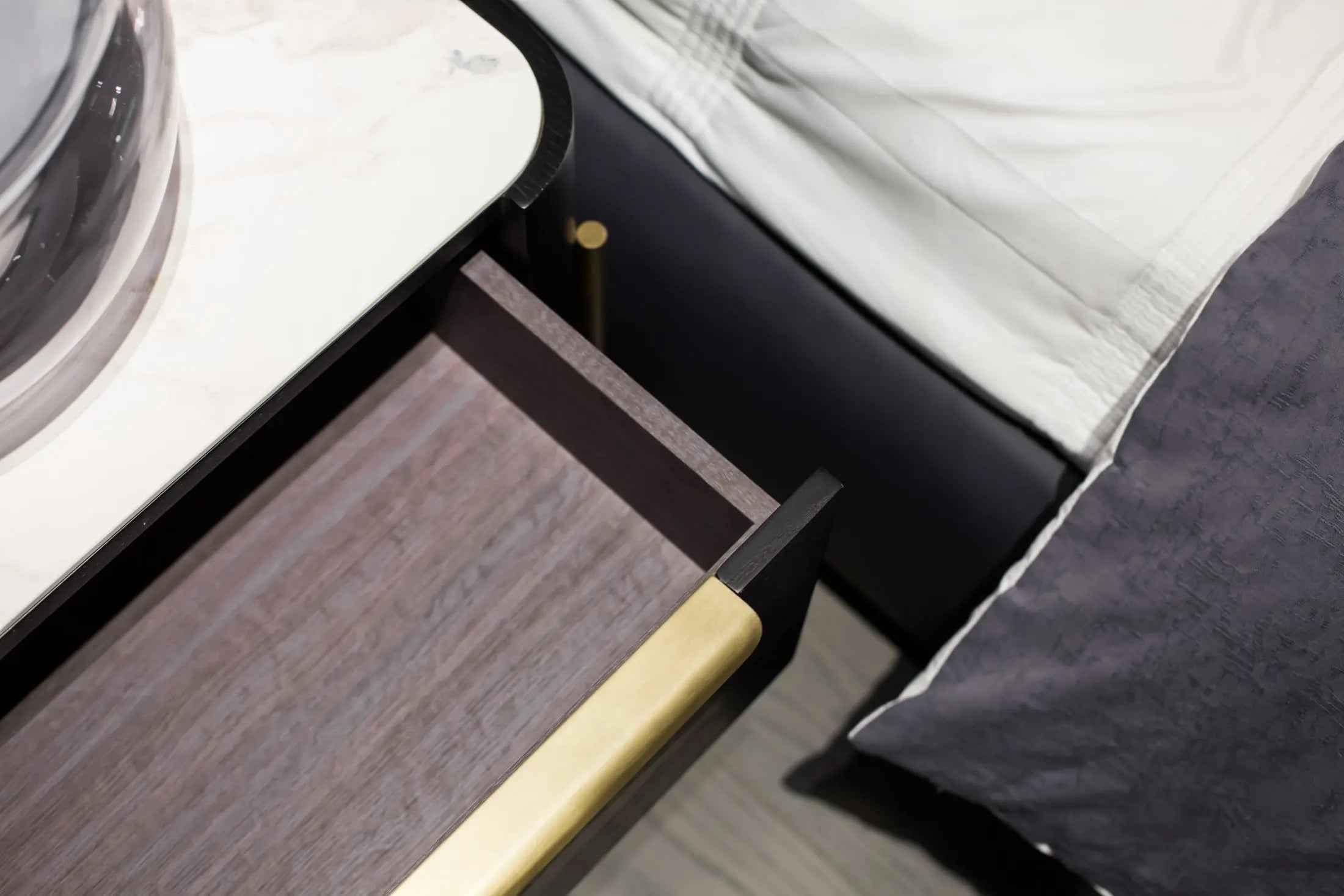 Table de chevet élégante et fonctionnelle pour les chambres modernes
