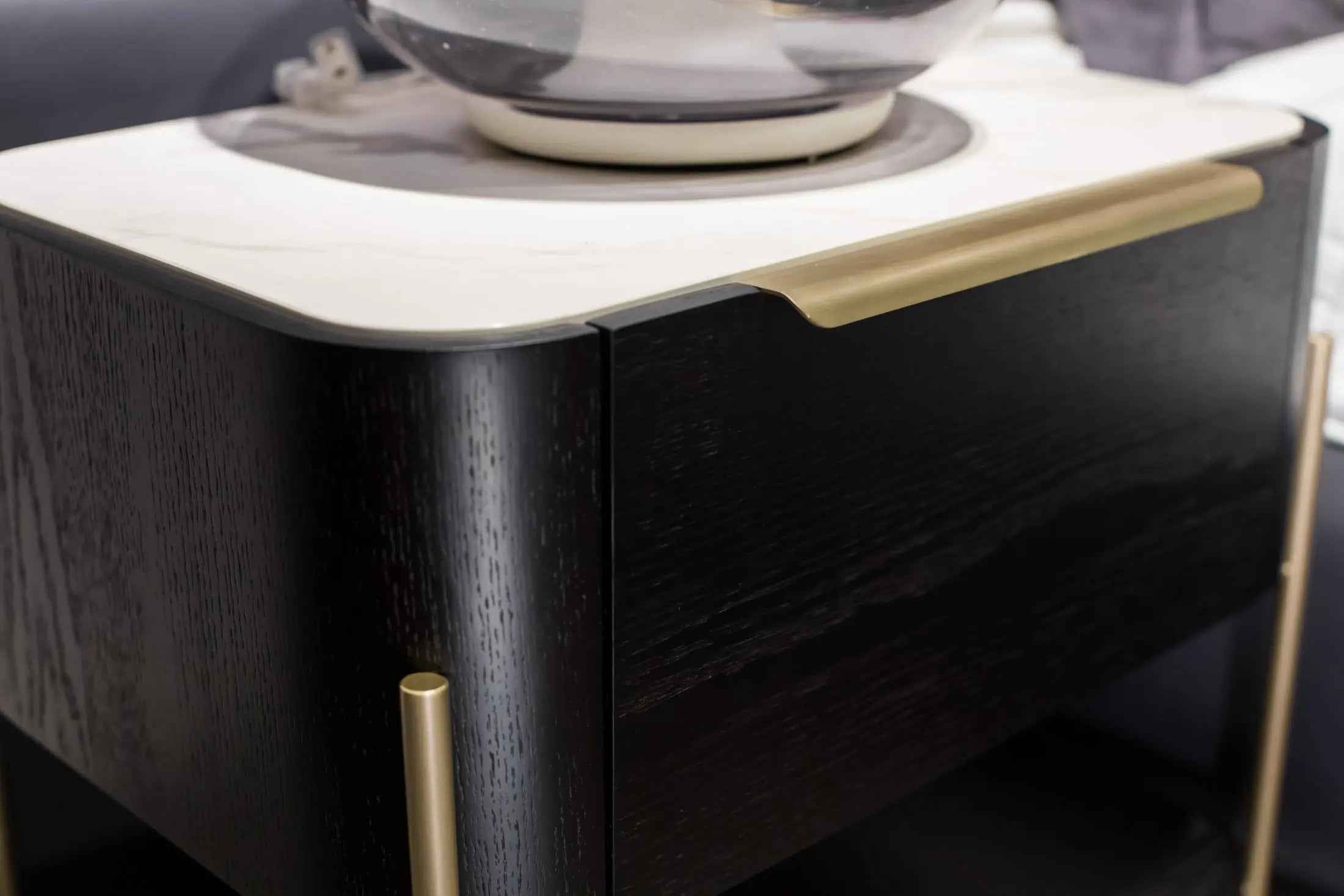 Table de chevet élégante et fonctionnelle pour les chambres modernes