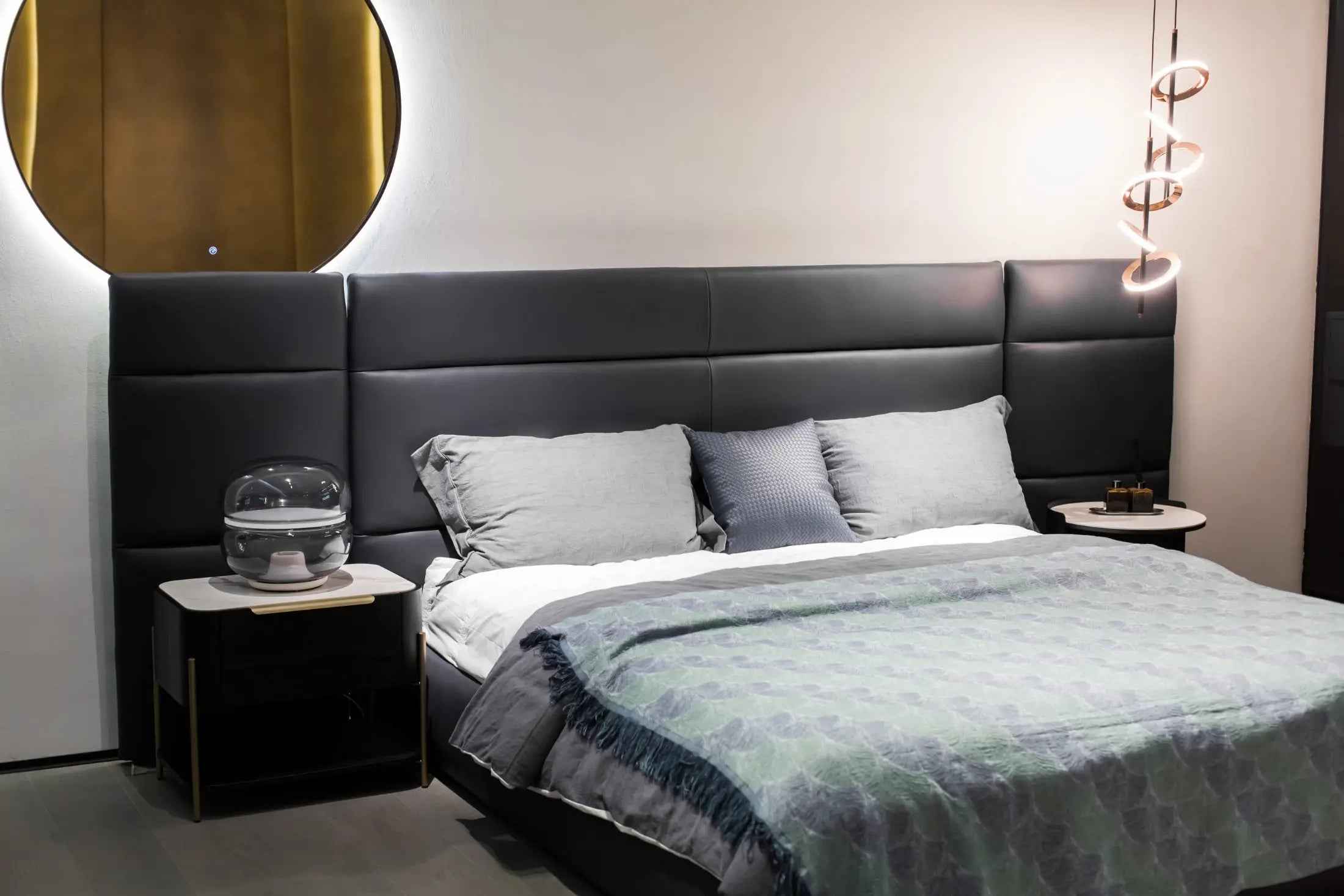 Table de chevet élégante et fonctionnelle pour les chambres modernes