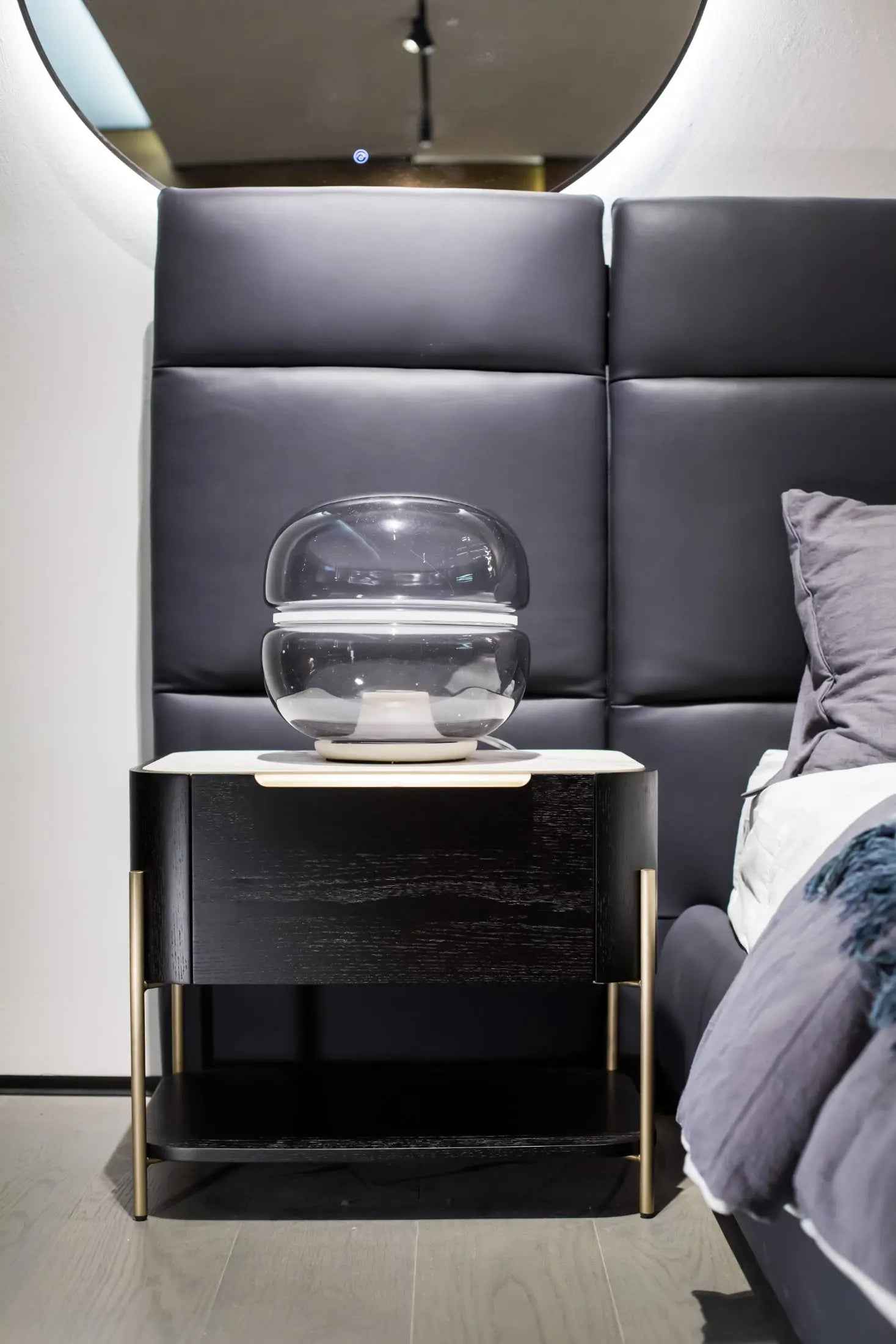 Table de chevet élégante et fonctionnelle pour les chambres modernes