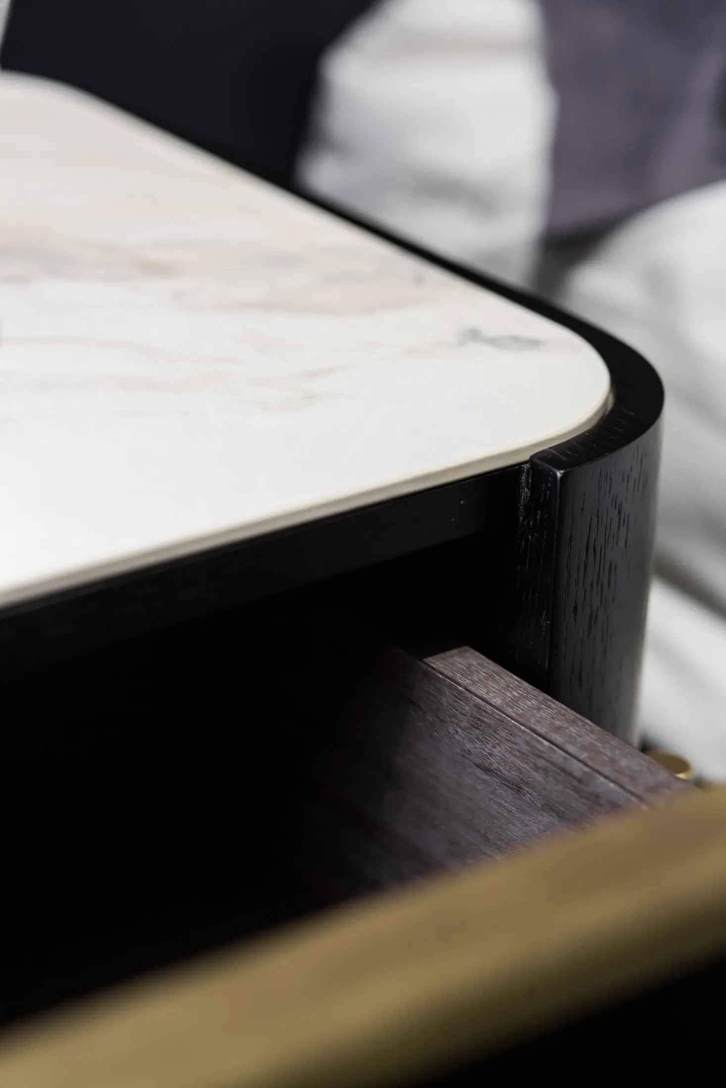Table de chevet élégante et fonctionnelle pour les chambres modernes
