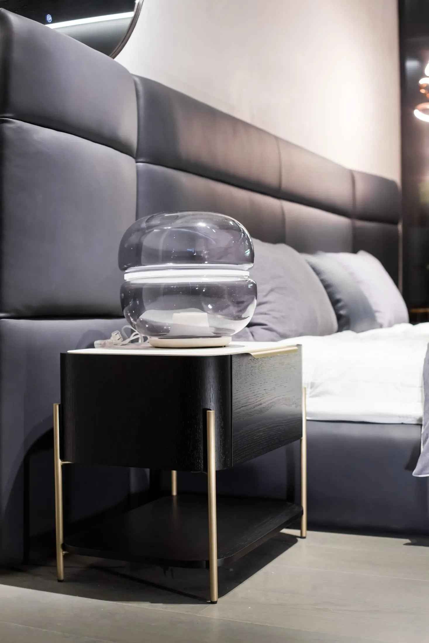 Table de chevet élégante et fonctionnelle pour les chambres modernes